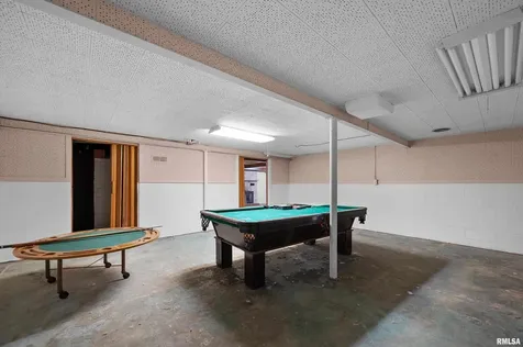 660 18TH Avenue East Moline IL 61244