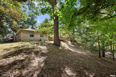 660 18TH Avenue East Moline IL 61244