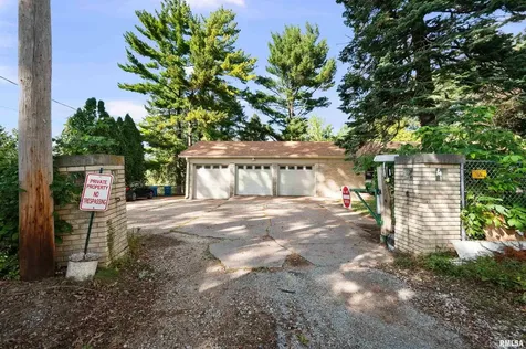 660 18TH Avenue East Moline IL 61244