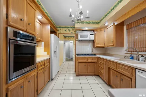 660 18TH Avenue East Moline IL 61244