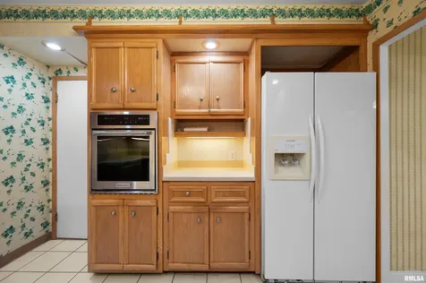 660 18TH Avenue East Moline IL 61244