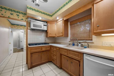 660 18TH Avenue East Moline IL 61244