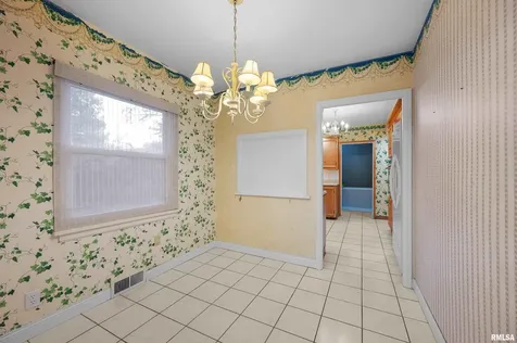 660 18TH Avenue East Moline IL 61244