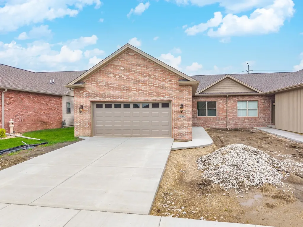 1922 Dunraven Road Bloomington IL 61704