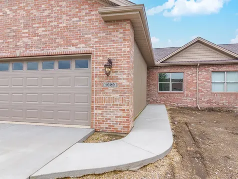 1922 Dunraven Road Bloomington IL 61704