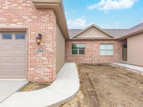1922 Dunraven Road Bloomington IL 61704