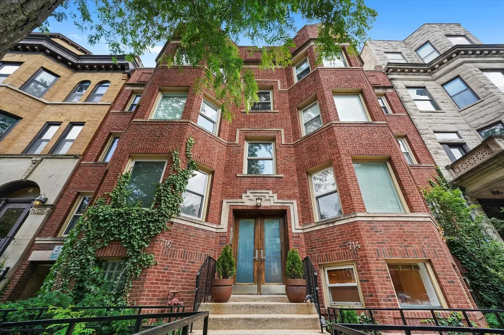 716 West Barry Avenue Chicago IL 60657