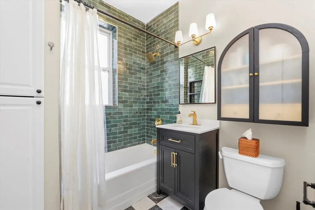 716 West Barry Avenue Chicago IL 60657