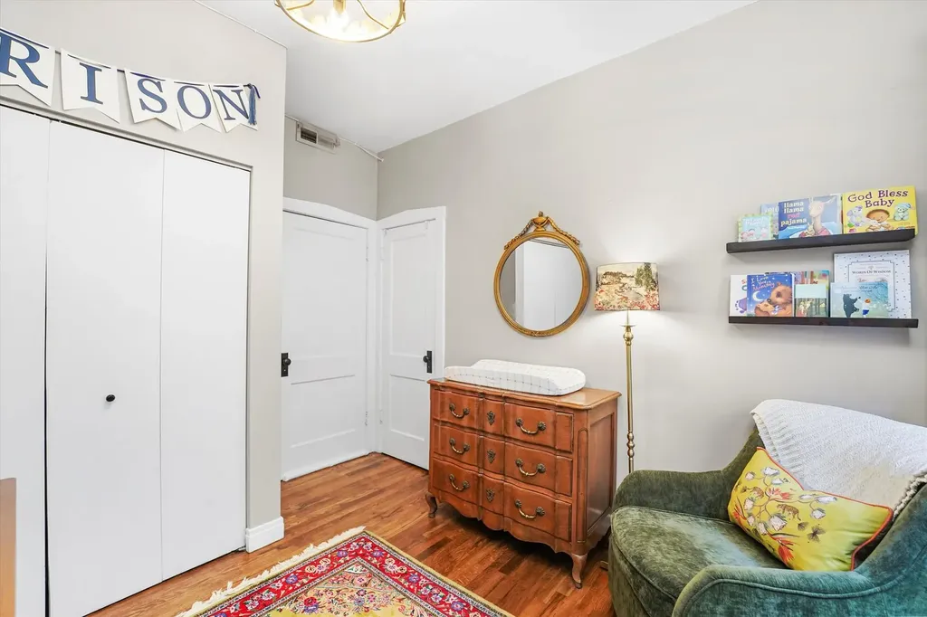 716 West Barry Avenue Chicago IL 60657