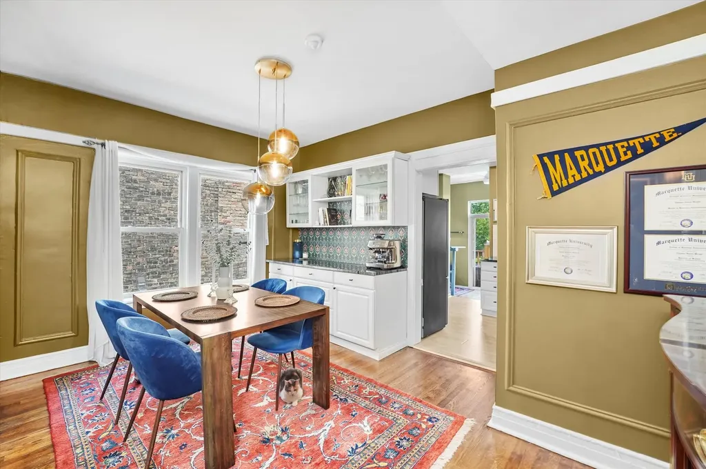 716 West Barry Avenue Chicago IL 60657