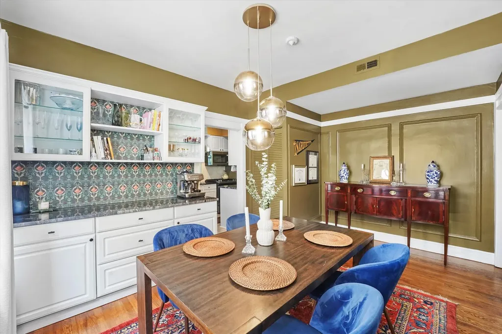 716 West Barry Avenue Chicago IL 60657