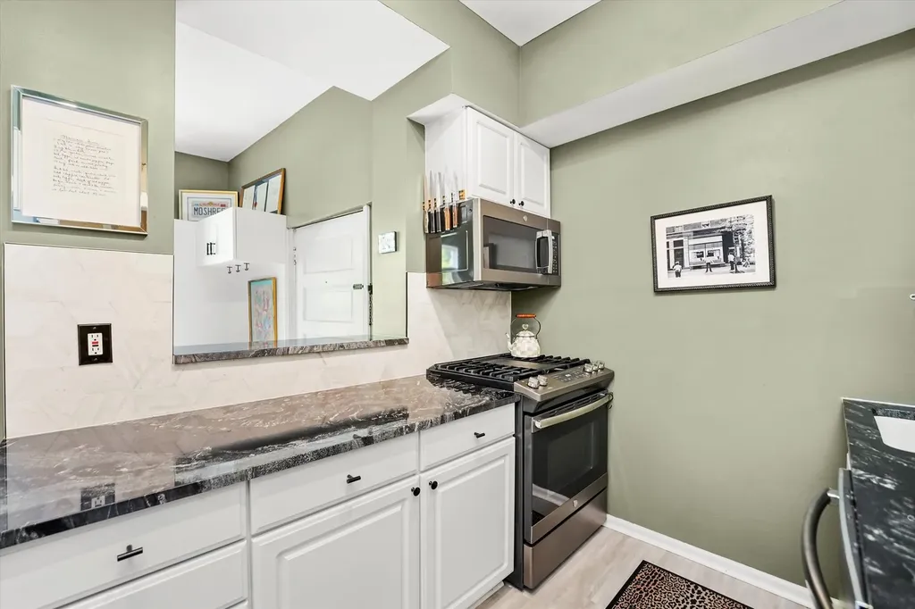 716 West Barry Avenue Chicago IL 60657