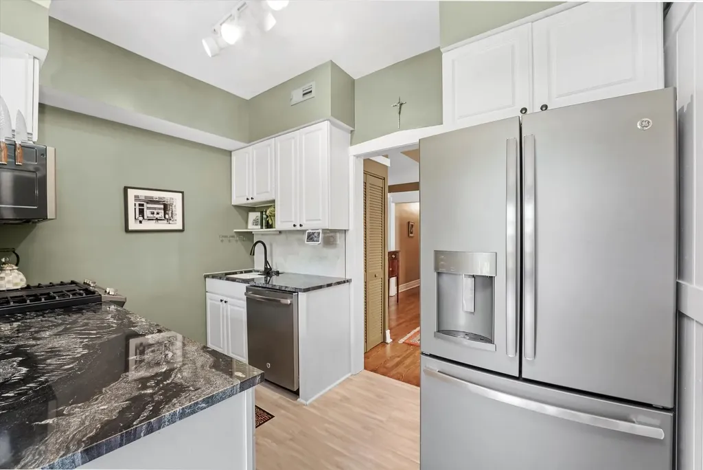 716 West Barry Avenue Chicago IL 60657