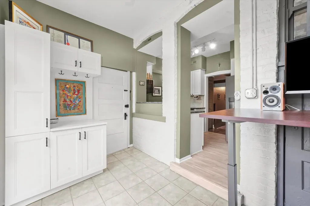 716 West Barry Avenue Chicago IL 60657