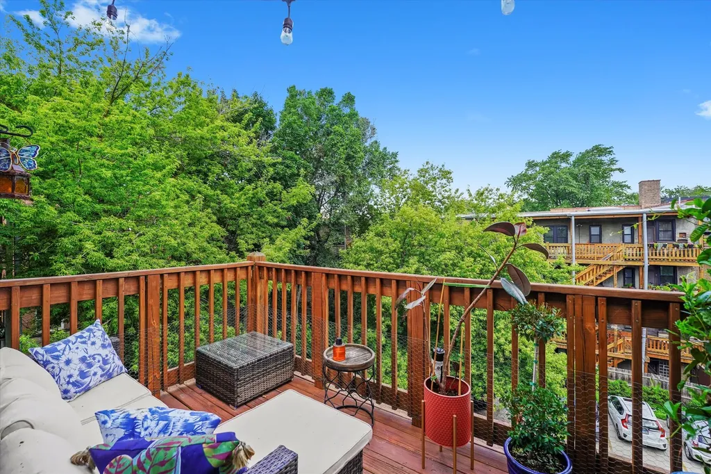 716 West Barry Avenue Chicago IL 60657