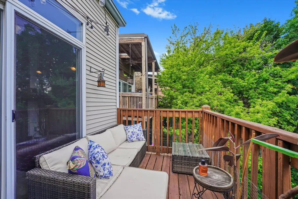 716 West Barry Avenue Chicago IL 60657