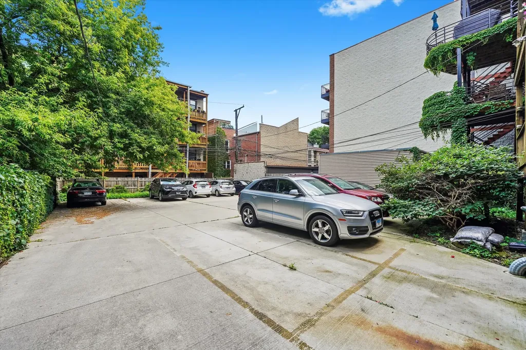716 West Barry Avenue Chicago IL 60657