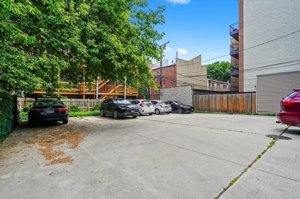 716 West Barry Avenue Chicago IL 60657