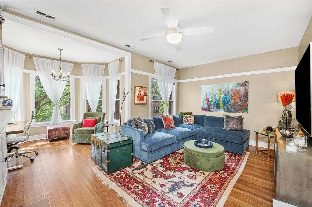 716 West Barry Avenue Chicago IL 60657
