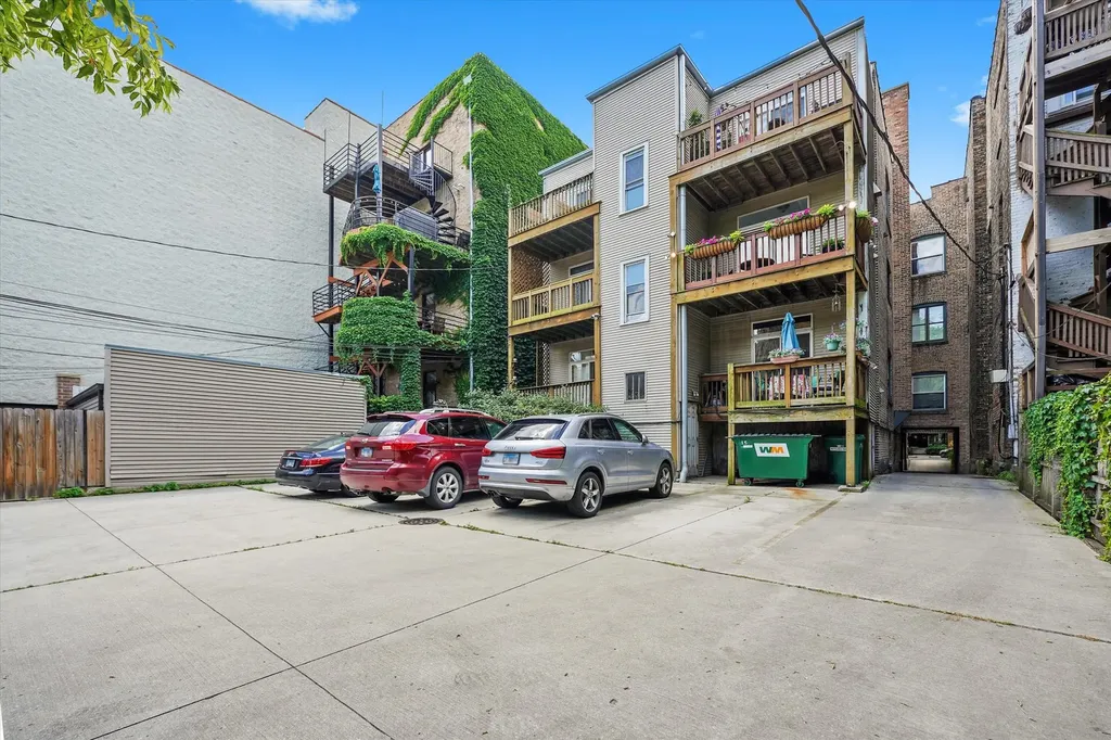 716 West Barry Avenue Chicago IL 60657