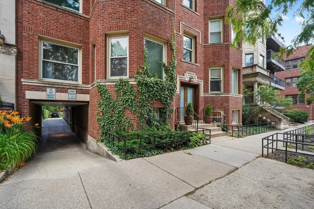 716 West Barry Avenue Chicago IL 60657