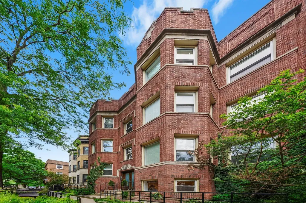 716 West Barry Avenue Chicago IL 60657