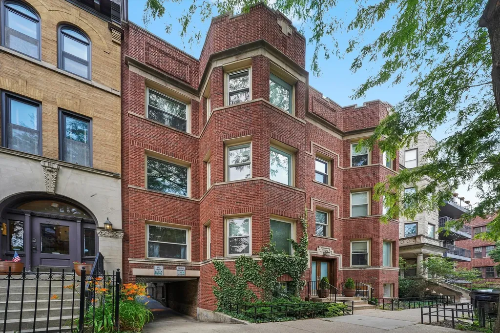 716 West Barry Avenue Chicago IL 60657