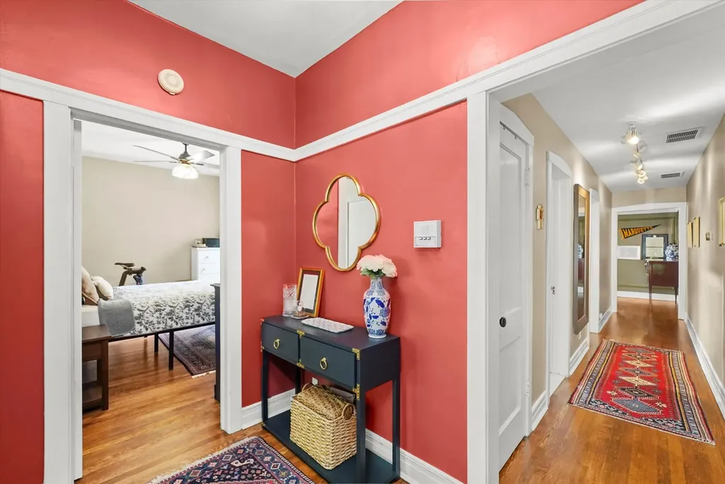 716 West Barry Avenue Chicago IL 60657