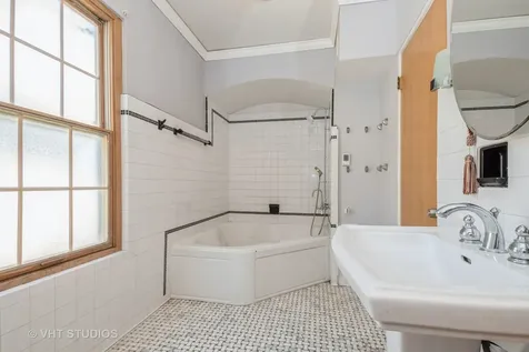 10057 South Bell Avenue Chicago IL 60643