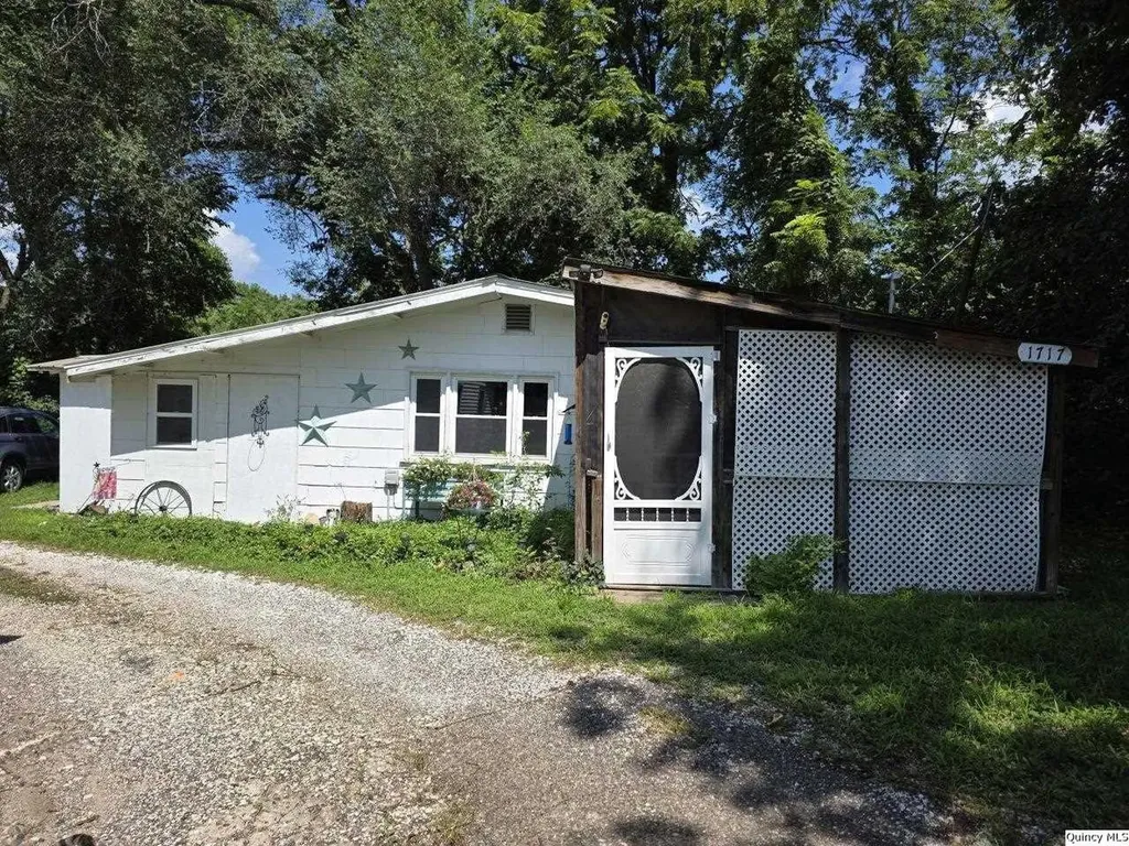1717 North 4th Quincy IL 62301