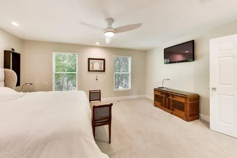 29 Pralls Loop Highwood IL 60040