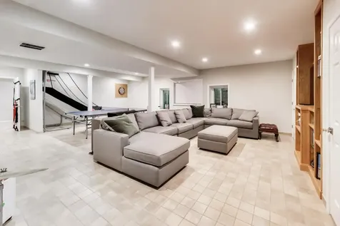 29 Pralls Loop Highwood IL 60040