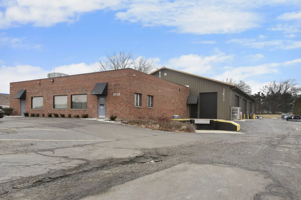 3720 Hawthorne Court Waukegan IL 60087