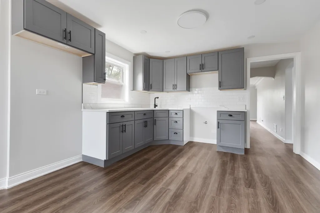 8647 South Kingston Avenue Chicago IL 60617