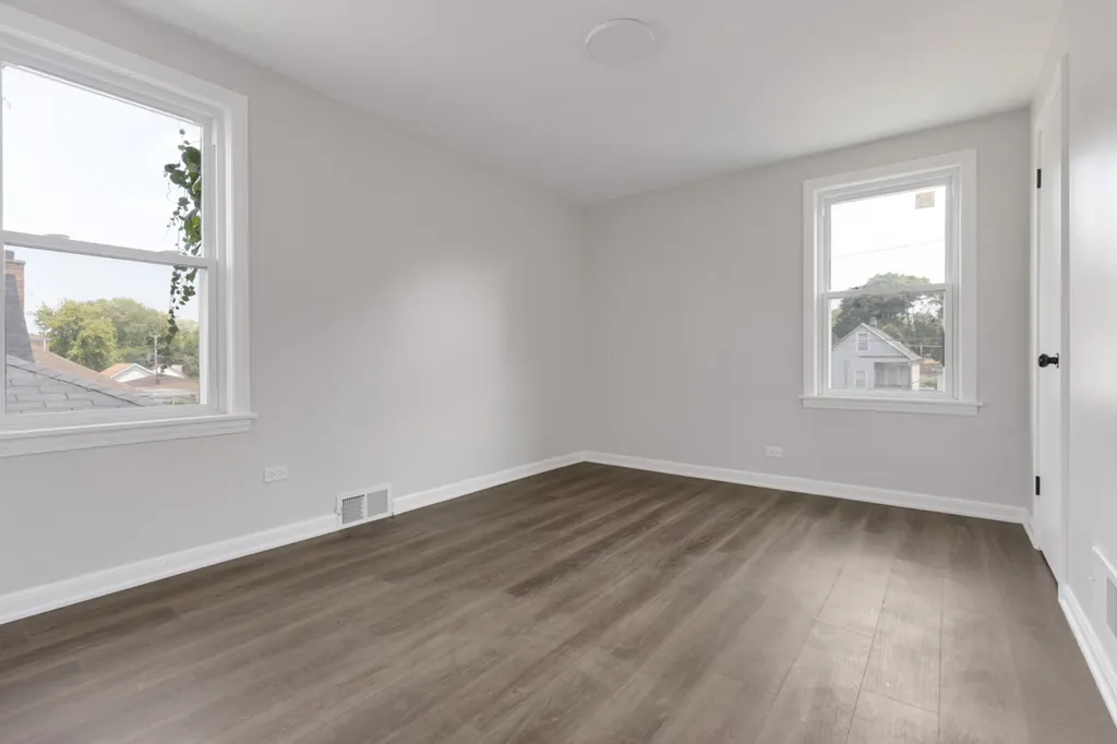 8647 South Kingston Avenue Chicago IL 60617
