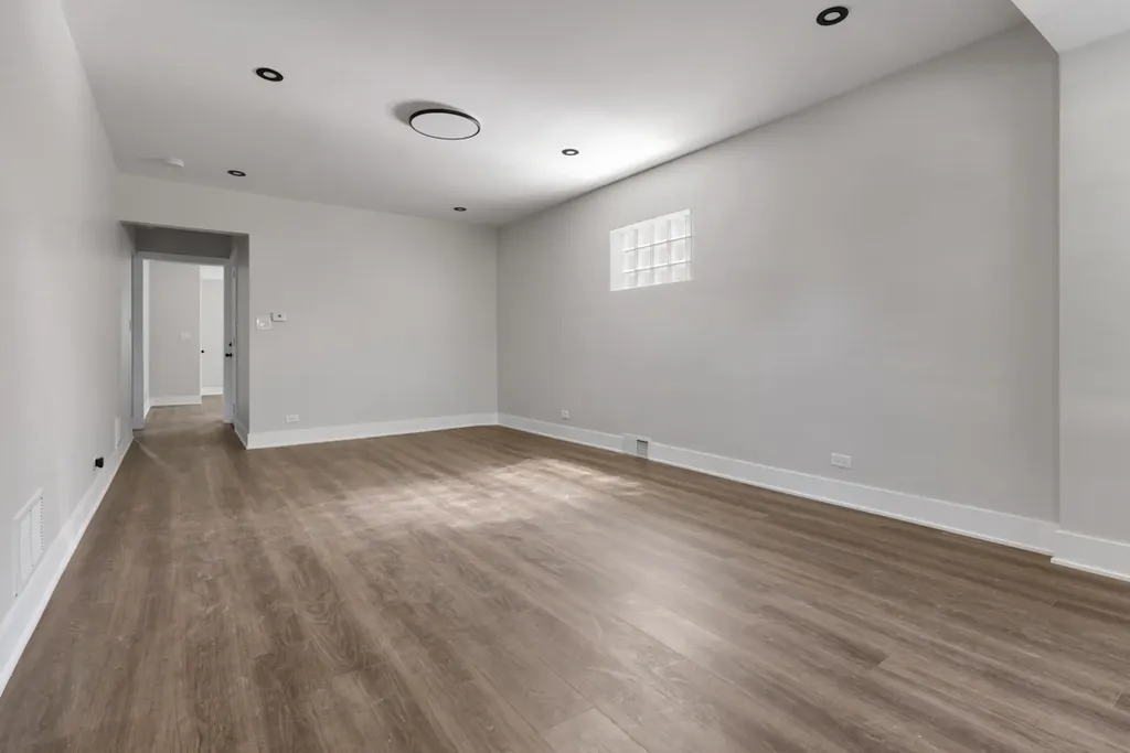 8647 South Kingston Avenue Chicago IL 60617