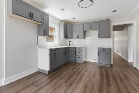 8647 South Kingston Avenue Chicago IL 60617