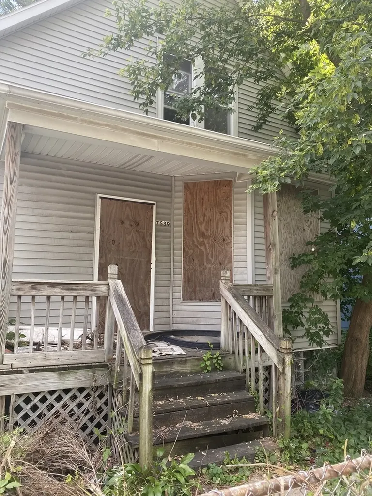 7537 South Saint Lawrence Avenue Chicago IL 60619