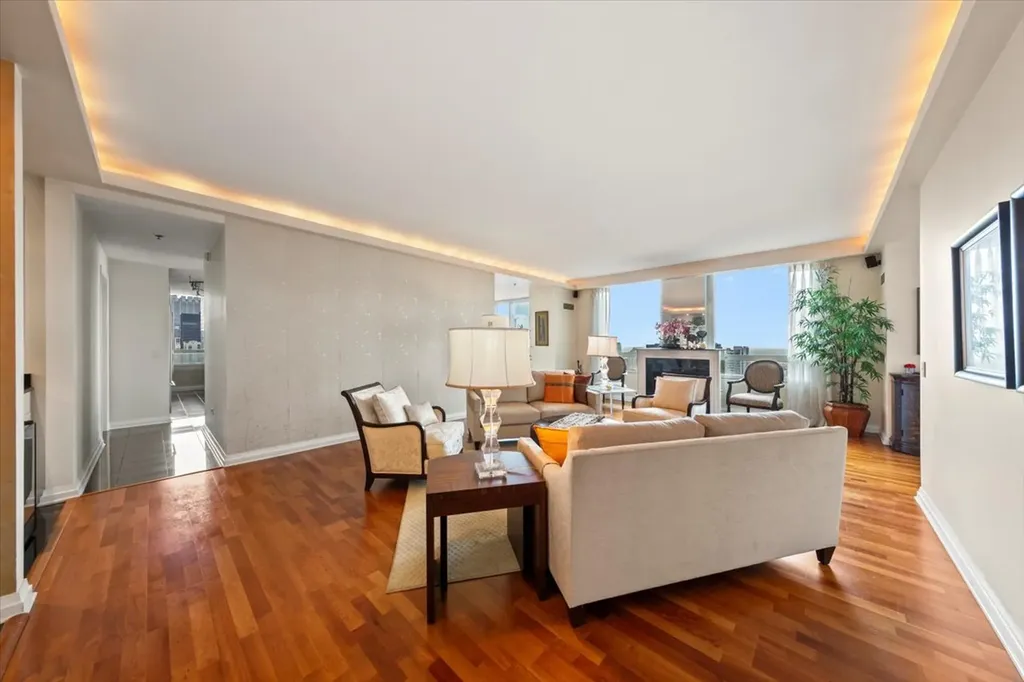 33 West Ontario Street Chicago IL 60654