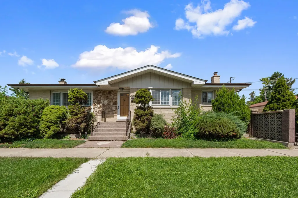 9740 Linn Avenue Schiller Park IL 60176