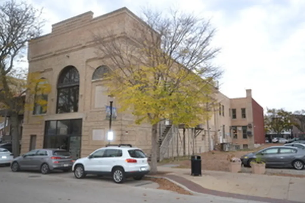 77 South Riverside Drive Elgin IL 60120