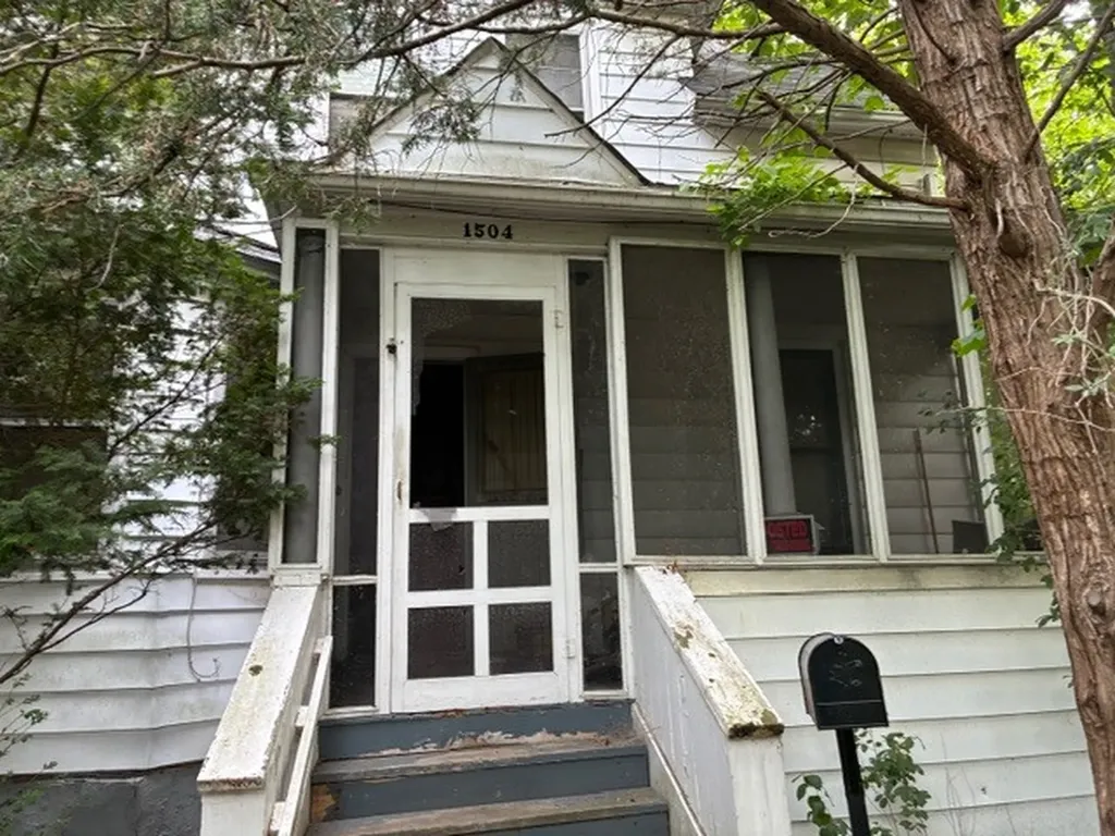 1504 West Glen Flora Avenue Waukegan IL 60085