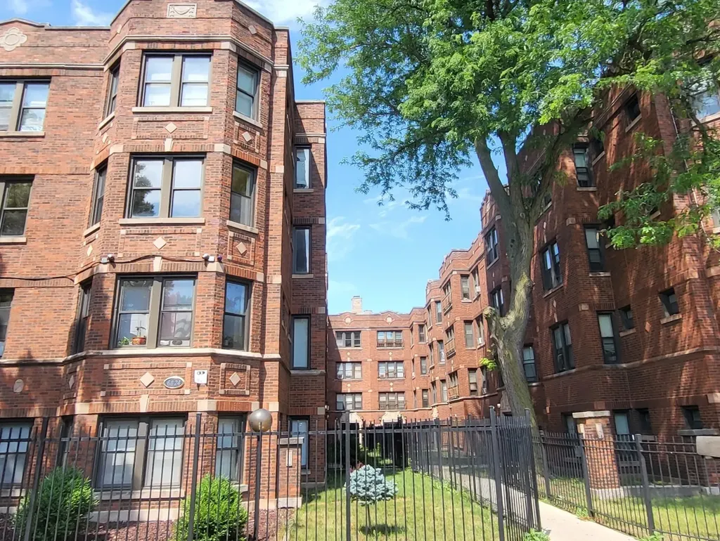 6820 South Perry Avenue Chicago IL 60621