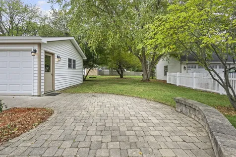 837 East Rockland Road Libertyville IL 60048