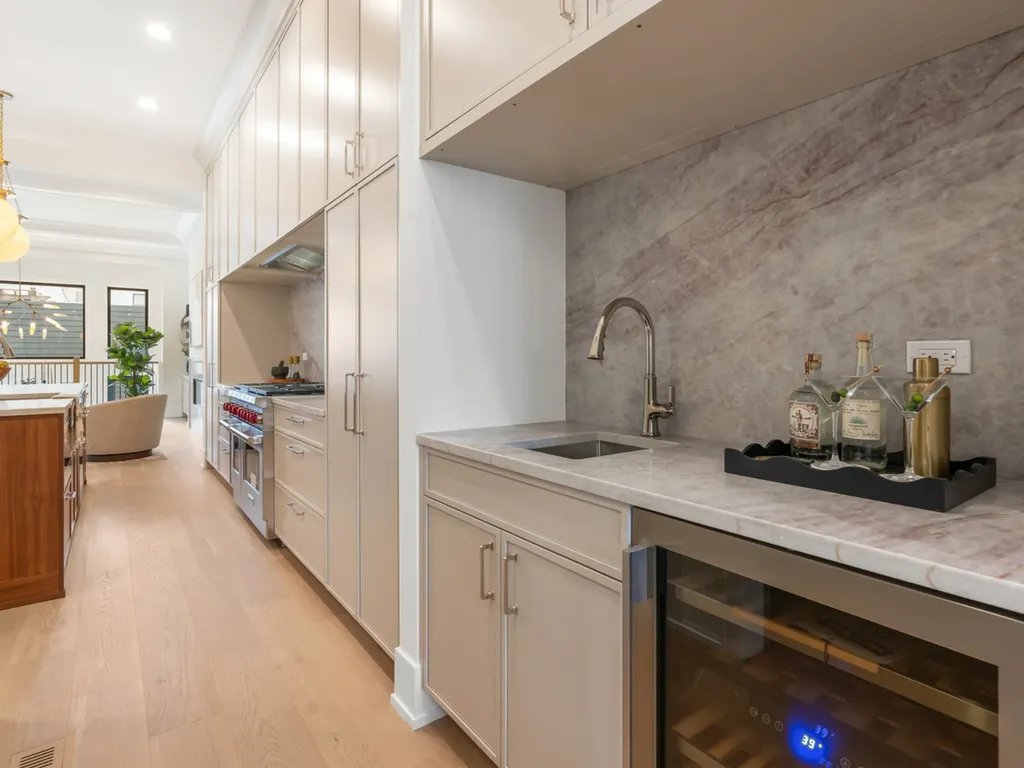 3041 North Leavitt Street Chicago IL 60618