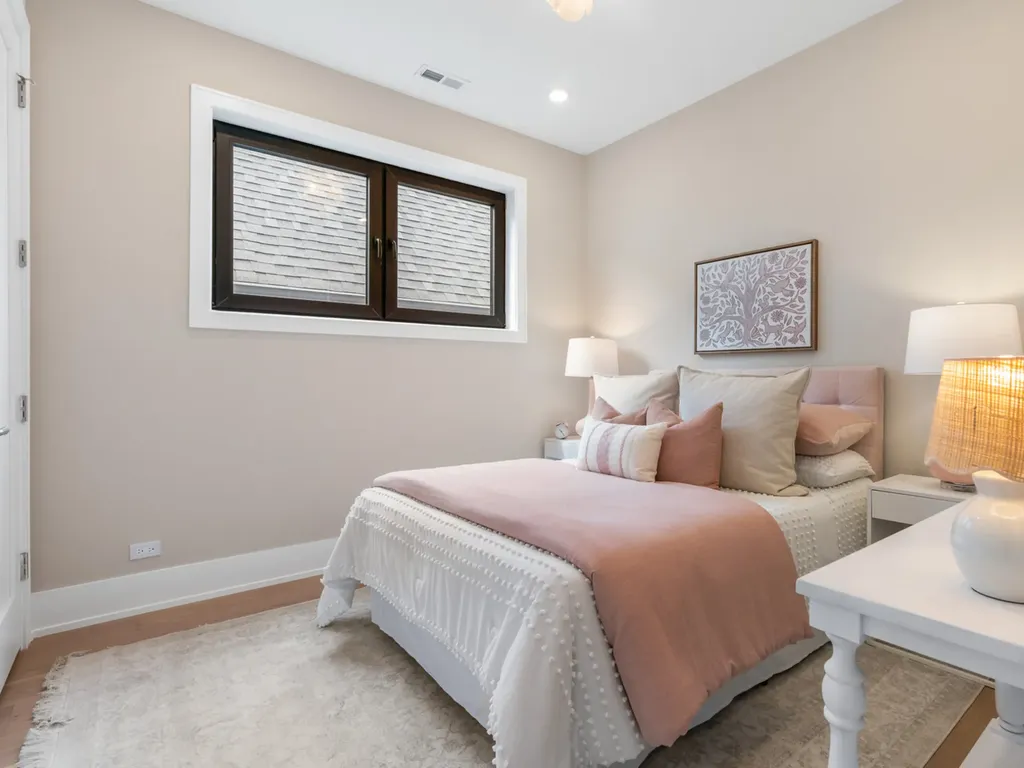 3041 North Leavitt Street Chicago IL 60618