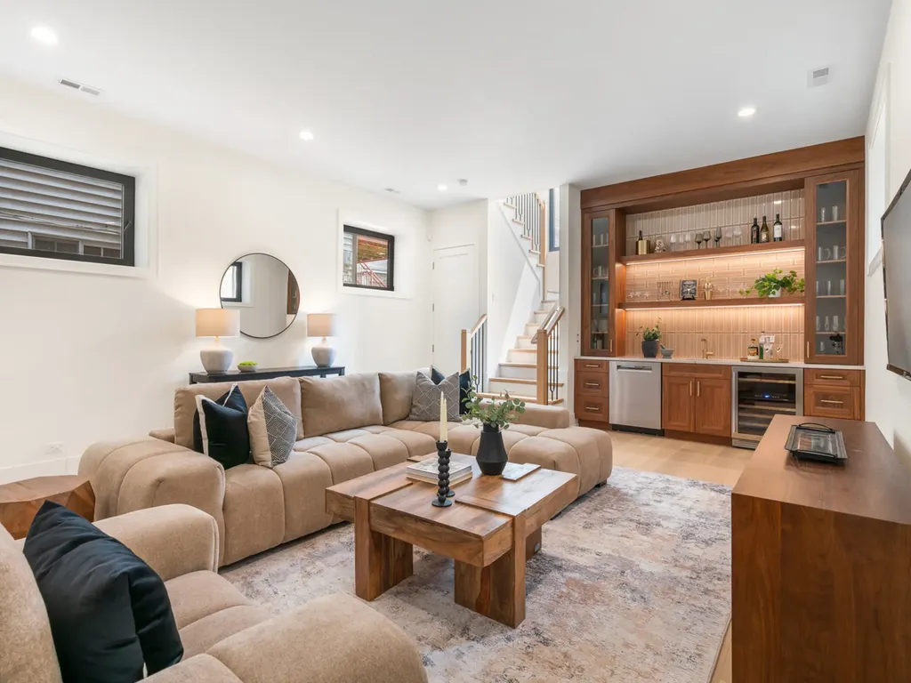 3041 North Leavitt Street Chicago IL 60618