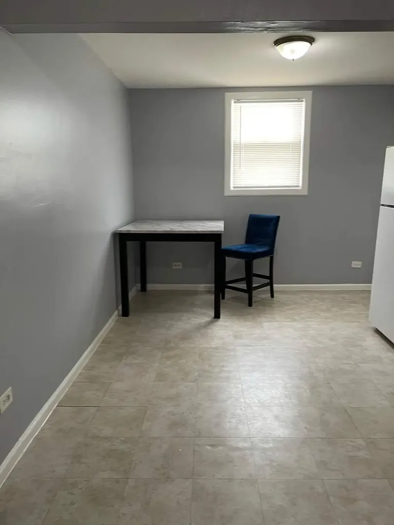 8112 South Escanaba Avenue Chicago IL 60617