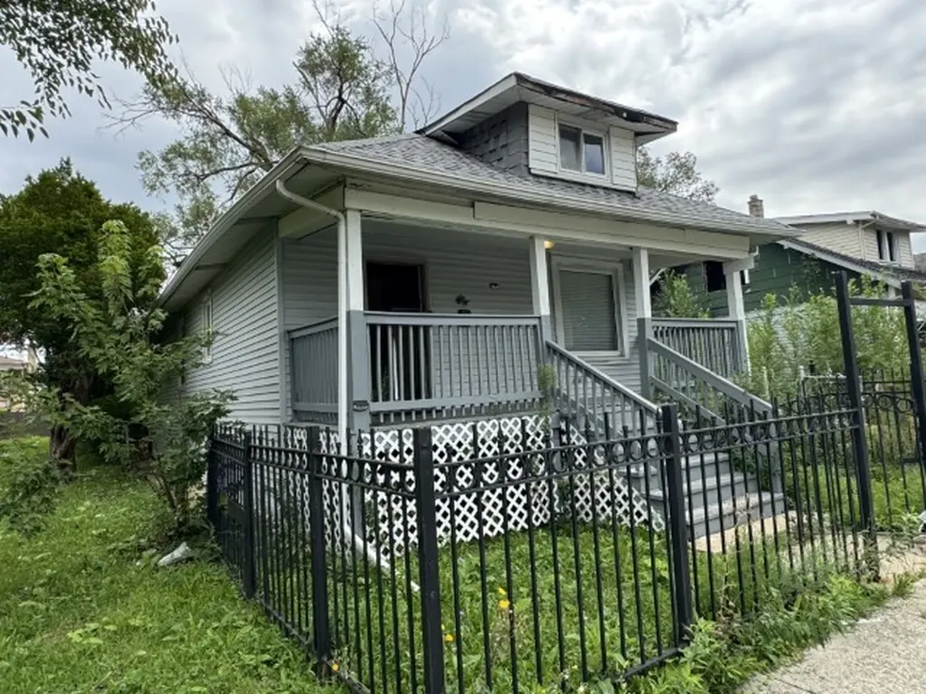 10117 South Perry Avenue Chicago IL 60628