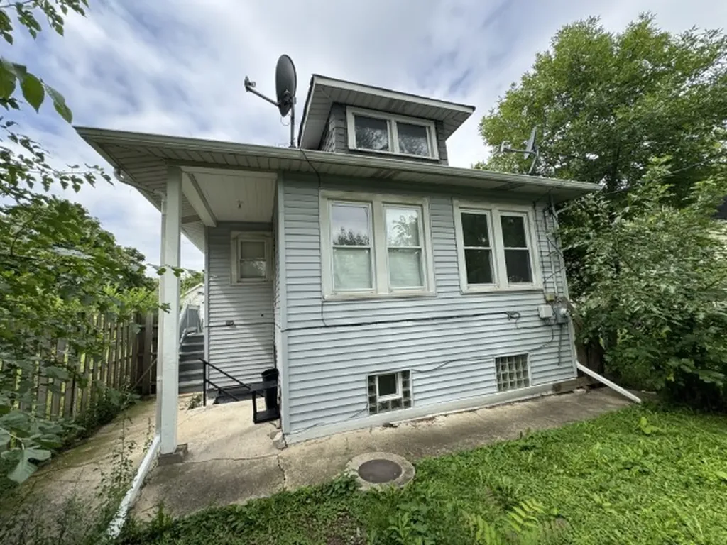 10117 South Perry Avenue Chicago IL 60628